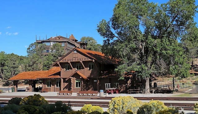 3 Quiet, Comfortable Units in Williams, Free Bfast & Parking, Elk Ridge Ski Lift