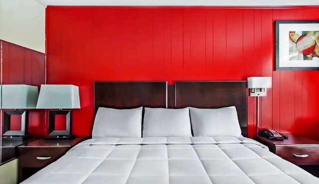 3 Relaxing King Rooms + Free Parking Near Ridgeland Downtown Area