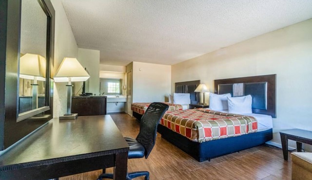 3 Relaxing Rooms w/Seasonal Outdoor Pool - Near Lighthouse Beach!