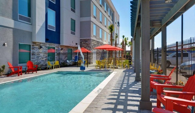 3 Relaxing Units! Onsite Pool, Kitchen, Pets Allowed, Near Panama City Beach!