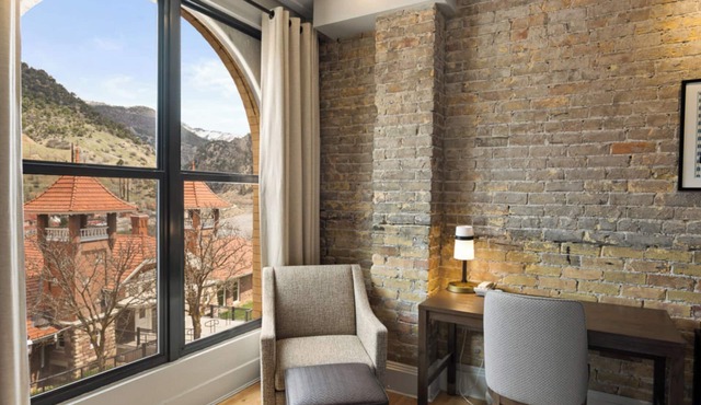 3 Relaxing Urban Comforts Retreat Near Parks, Riverwalk & Popular Dining Spots