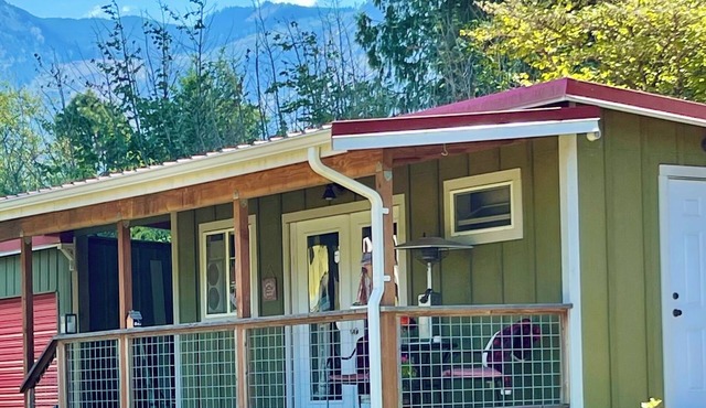3 Rivers Farm Guest Cottage. Charming Farm Stay cottage in Deming, Wa,