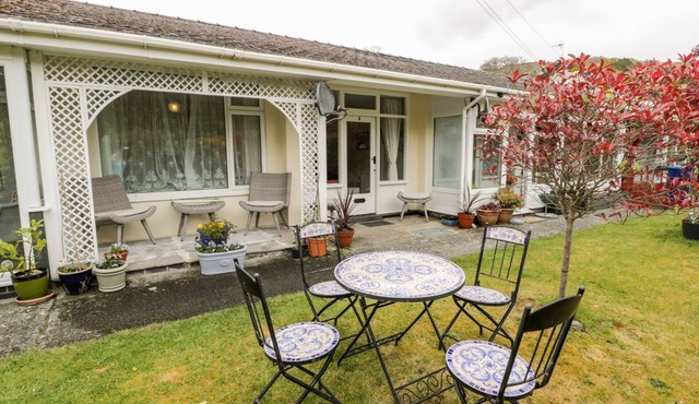 3 RIVERSIDE BUNGALOWS, pet friendly, with a garden in Llanbedr