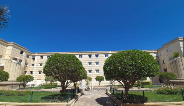 3 room air conditioned Antigone/Center with parking