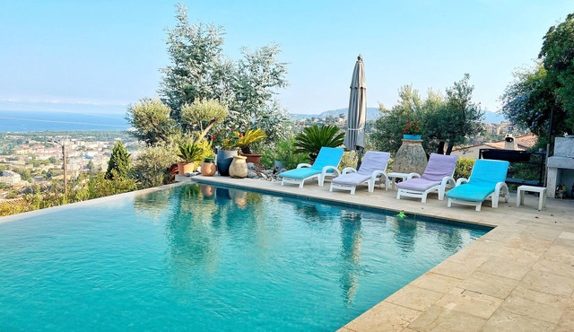 3 room apartment on the ground floor of a villa with sea view