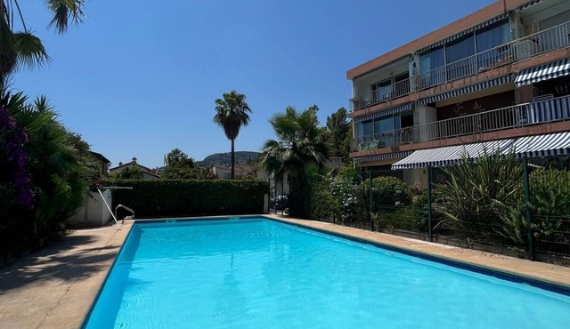 3-room apartment with pool 5 minutes walk from the beach and all amenities!