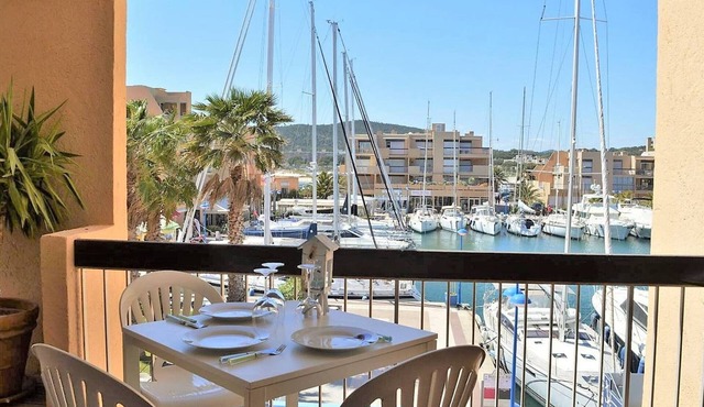 3-room apartment with pool and garage, near the beach