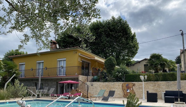 3 room apartment 50m2 in villa with pool
