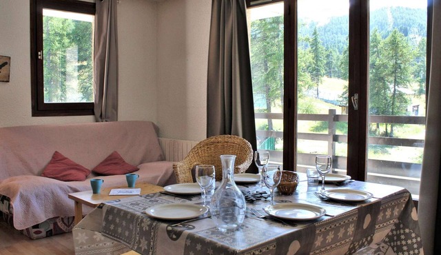 3-room apartment for 6 with pool, pets allowed in Risoul 1850