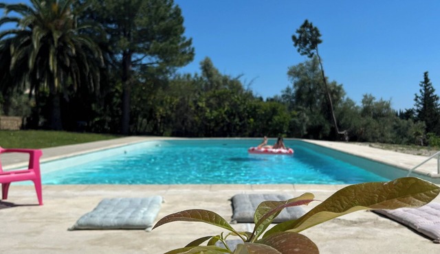 3-room apartment on top floor of 1 "bastide grassoise" in private estate with swimming pool