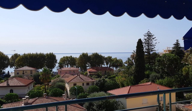 3-room apartment with balcony, sea view, beach 200 m'away. Bright, wifi.