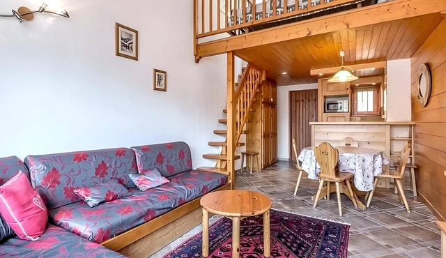 3-room apt for 6, near shops, pets allowed