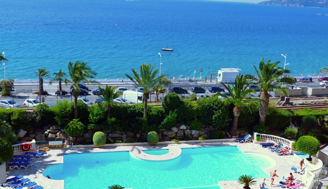 3-room beachfront, sandy beach, 2 pools and internet