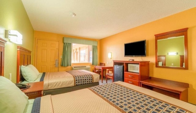 3-Room Budget Stay w/2 Full Beds & Prime Location in Denver City