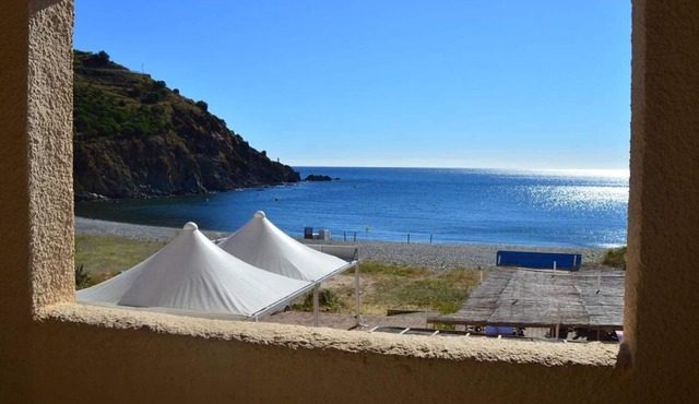 3-room cabin apartment, sleeps 6 in Cerbère, sea view, parking, beach access