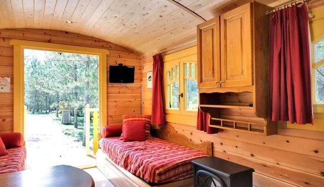 3-room caravan sleeps 4