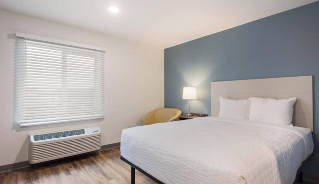 3-Room Family Suite Near Downtown – 2 Queen Beds, Full Kitchen, & Parking