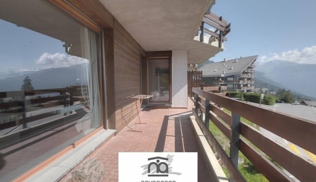 3 room flat located in the cable car area and 5 minutes from all amenities. It includes 3 bedrooms w