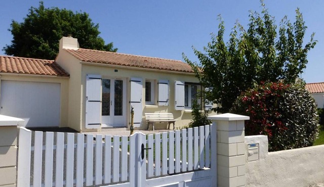 3-room house, 5 sleeps in Landevieille, terrace, Wi-Fi
