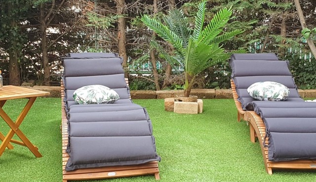 3 rooms at the water's'edge, 30 mt from the parking beaches