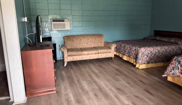 3 Rooms - Family-Friendly Stay w/Free Parking – Near Parks & Recreation