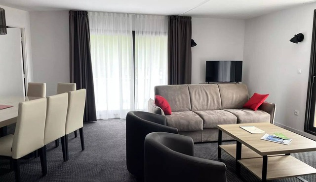 3 Rooms for 10 People