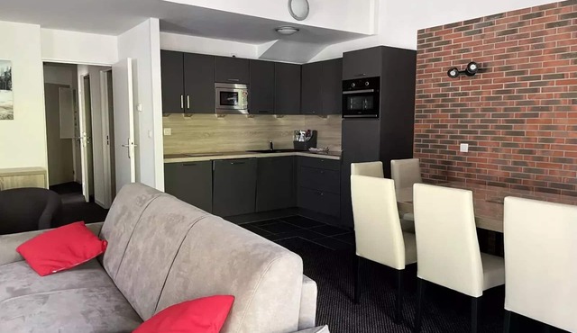 3 Rooms for 10 People