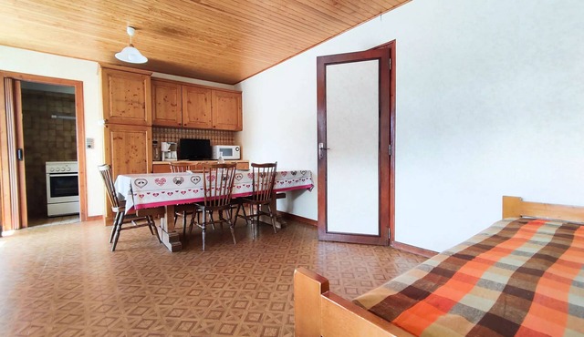 3 Rooms for 7 People