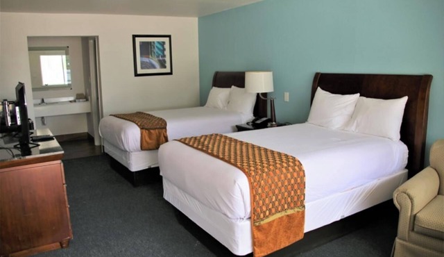 3 Rooms l Onsite Pool & Quick Access to Downtown, Highways & Local Spots