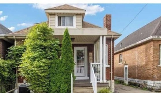 3 rooms near Hamilton Stadium: a home away from home