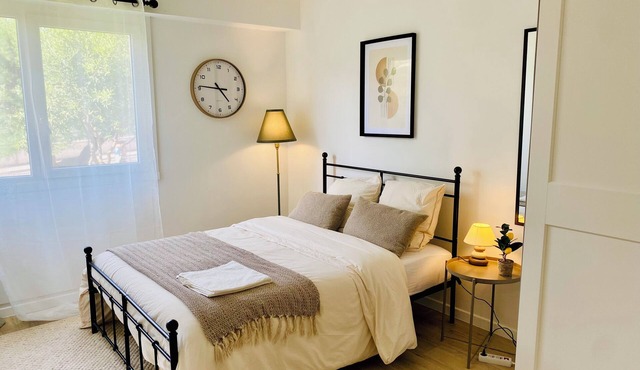 3 rooms - Parking - Air-conditioning - Wifi - 10 mins walk from town center