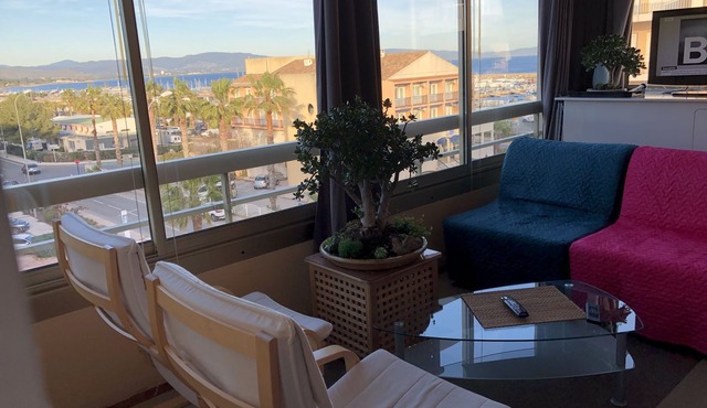 3 rooms port Hyeres, sea view, Internet wifi TV THD, air conditioning, classified 3* tourism