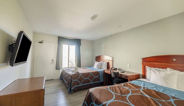 3 Rooms - Relax in Styled 2 Queen Beds Room with Route 66 Memorabilia
