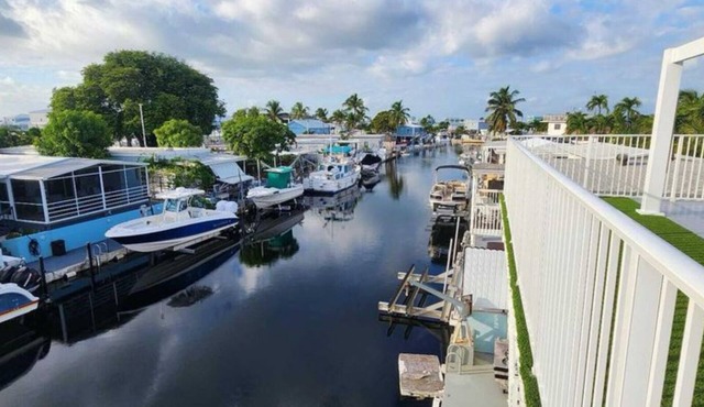 3 Rooms Stunning Paradise Waterfront Getaway! Ocean access in Key Largo Florida.