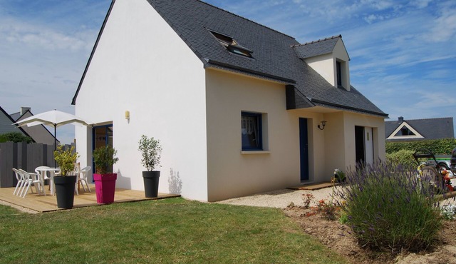 3 * seaside villa, 6 pers. 150 m from the beach and the GR34. Large enclosed garden