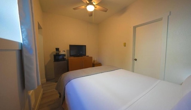 3 Seaside Escape Rooms – Affordable Stay Close to the Beach Promenade & Dining!