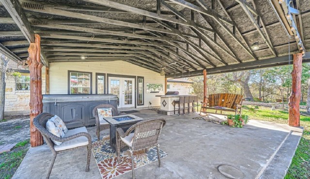 3 Secluded Homes on 15 Acres. Pool, Ping Pong, Hot Tub, Patio, Pond and BBQ. Close to COTA.