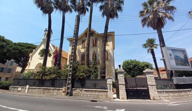 3 separately-rentable 2-room apartments, shops, beaches, private parking.