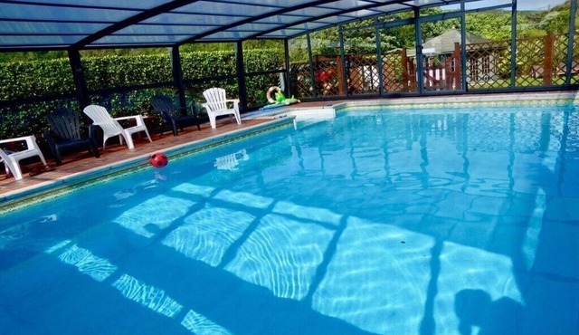 3~Short walk~Beach~Pubs~Shops: Chlorine safe Pool and Hot tub, Games room, WiFi