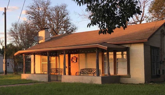 3 Sisters Crossroads Cottage with Big Porch, close to Lost Maples