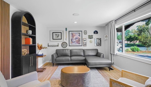 3 Ski Resorts 6 mi one level living,cal king bed, 3 queens Designed for Comfort