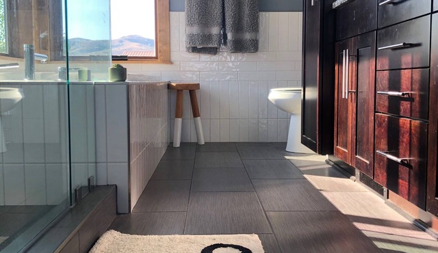 3 Ski Resorts surround this 2 bed, 2 bath guesthouse with mountain views!