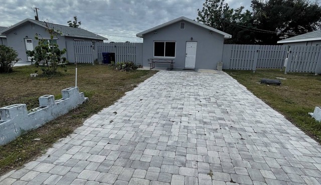 #3 Small house walking distance to Warm Mineral Spring
