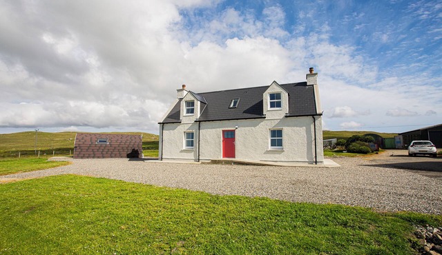 3 SOLLAS, pet friendly, with a garden in Sollas, Isle Of North Uist