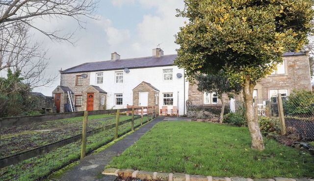 3 SOUTH VIEW, pet friendly, with open fire in Horton-In-Ribblesdale