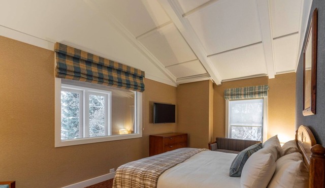 3 Spacious 2-Bed Lodge Apt by Village Amenities & Steps to Shops & Outdoor Trail