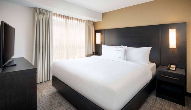 3 Spacious 2BR Suites w/Kitchens, Pool, Gym & Free Breakfast! Pets Welcome!