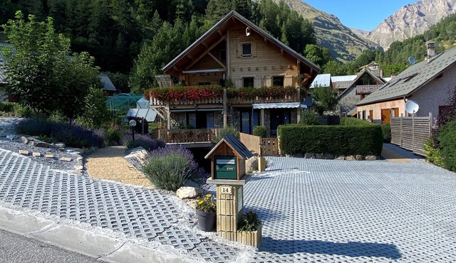 3 *, spacious cottage, on the ground floor of the chalet with superb view of the Réallon valley,