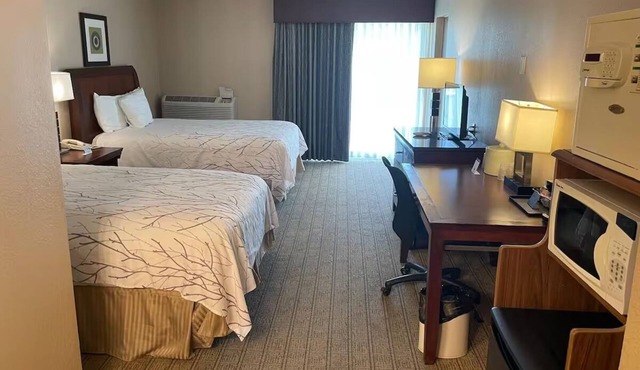 3 Spacious Full Bed Rooms Near Gas Stations with Free Continental Breakfast