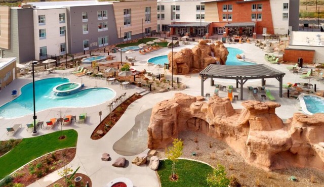 3 Spacious Suites with Red Rock Views, Pool & Moab’s Best Attractions Nearby
